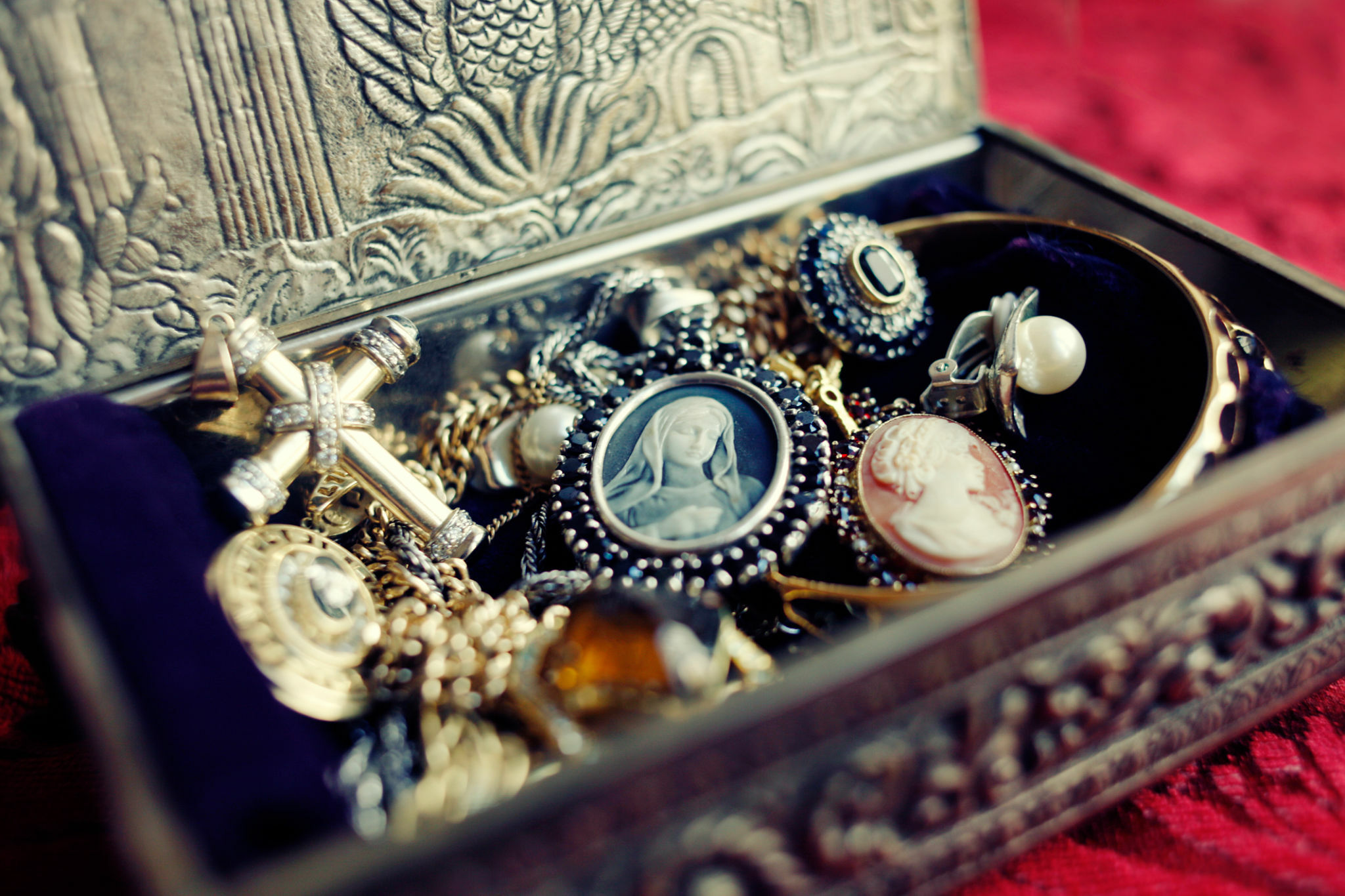 A Guide to Purchasing Vintage and Antique Jewelry